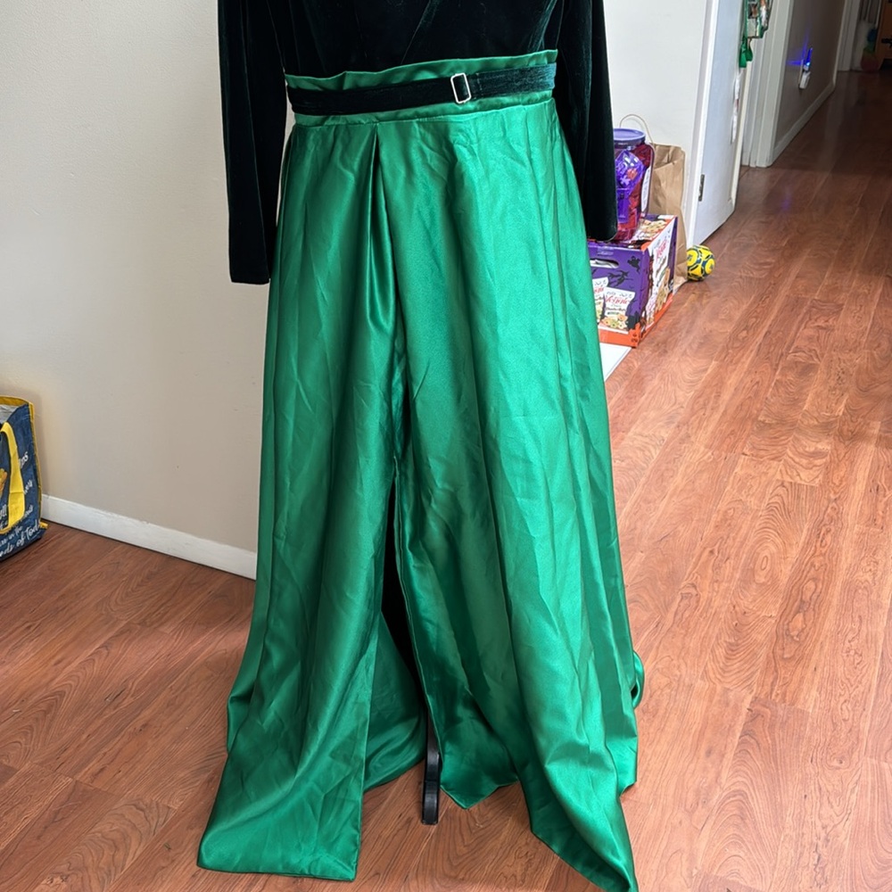 Elegant Green Velvet & Satin Evening Dress - Picture 3 of 8
